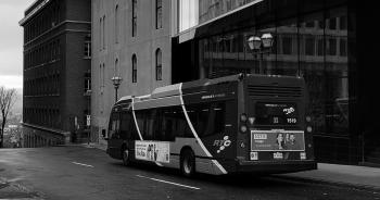 Photo d'un autobus en noir et blanc