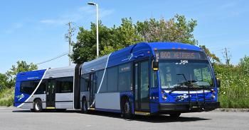 Nouveau bus articulé bleu