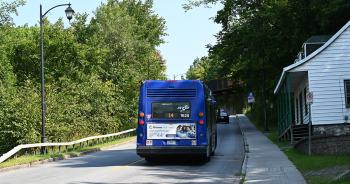 Photo d'un autobus circulant dans la ville de Québec