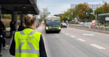 Une inspectrice se tient à un arrêt d'autobus