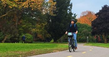 Une personne roule en àVélo sur une piste cyclable