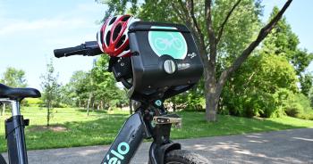 Vélo àVélo avec un casque