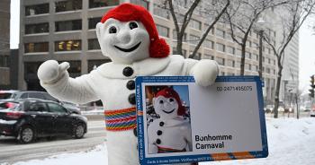 Bonhomme tient une carte OPUS géante dans ses mains.