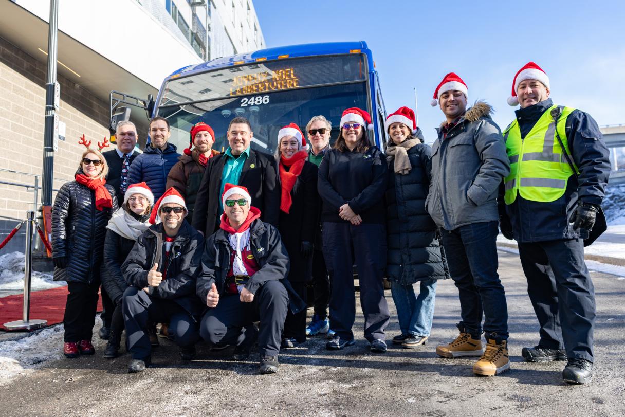 Les employés bénévoles du RTC ayant participé à l'Archidon 2024 posent devant un autobus. 