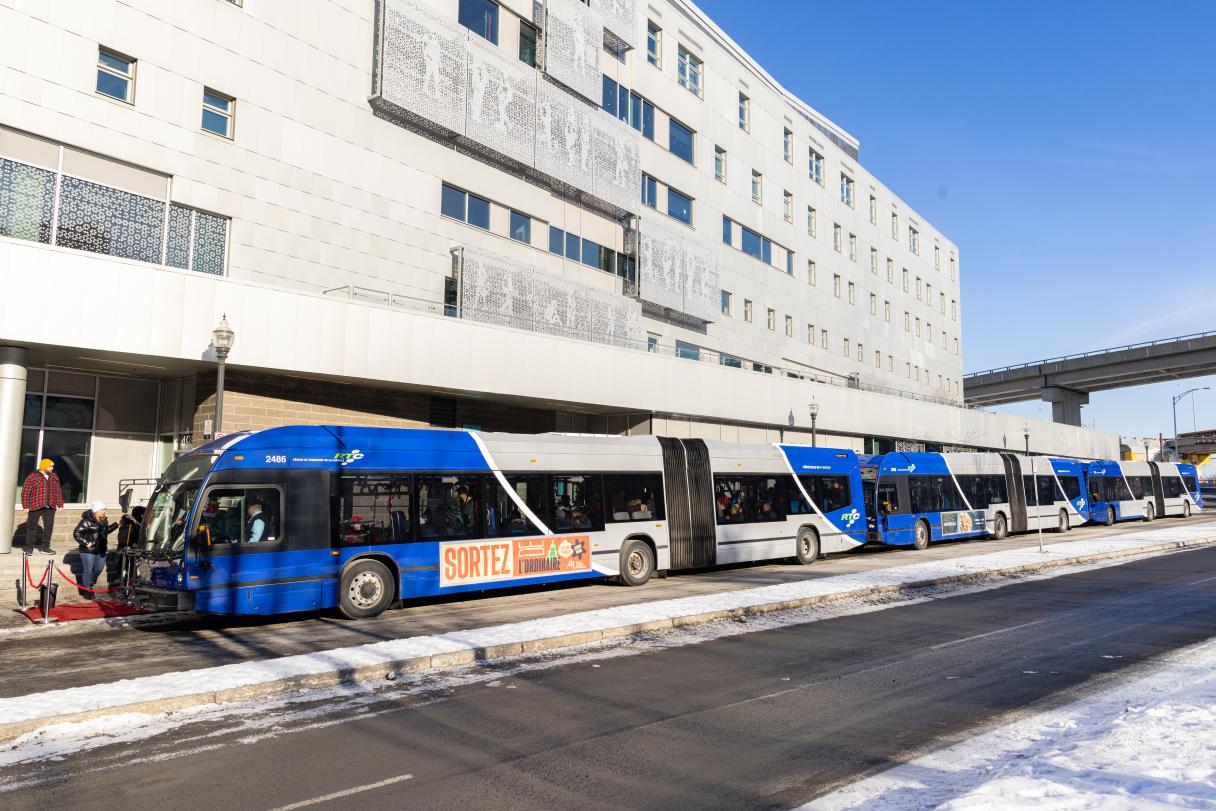 Des autobus du RTC sont stationnés devant Lauberivière.