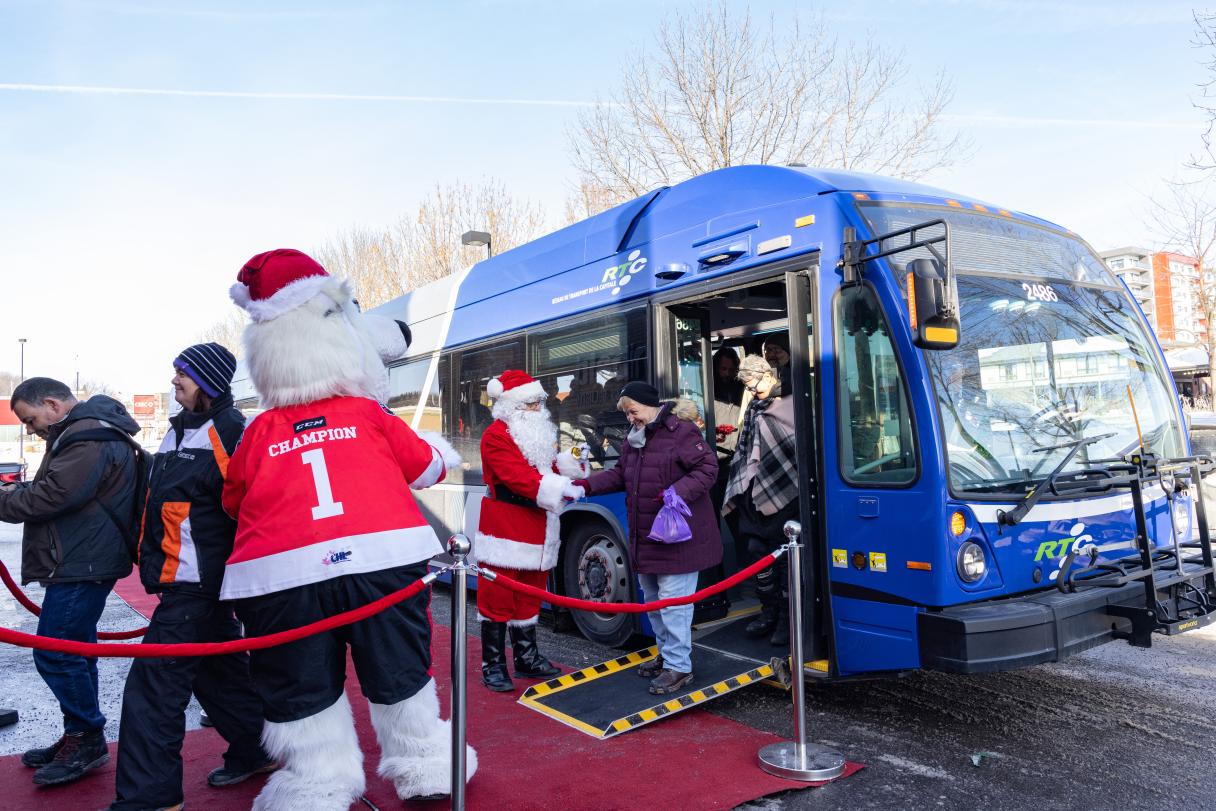 Des personnes en situation de vulnérabilité sortent de l'autobus du RTC pour profiter d'un bon repas à l'Archibald. 