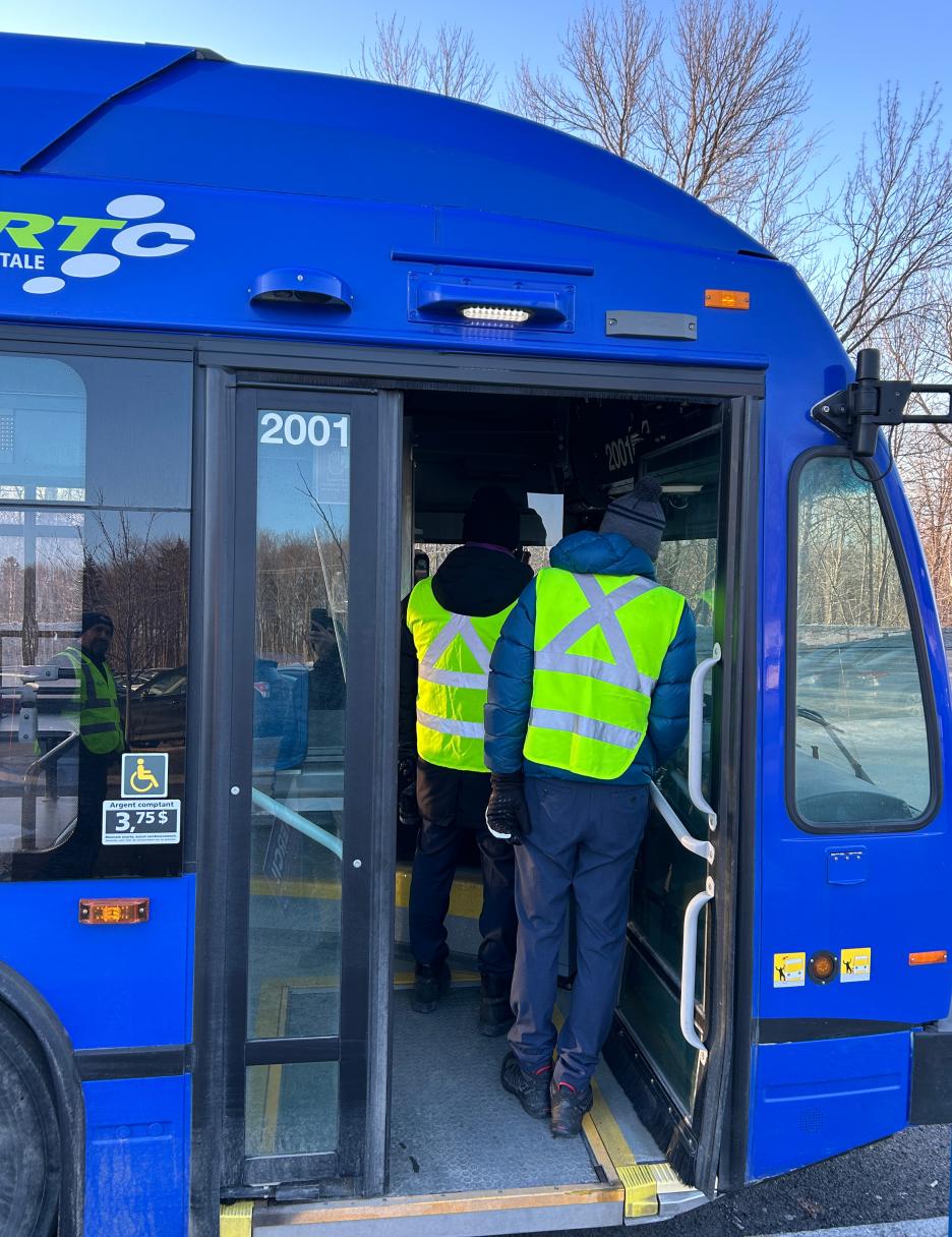 Deux gestionnaires du RTC entrent dans un bus pour remercier le chauffeur