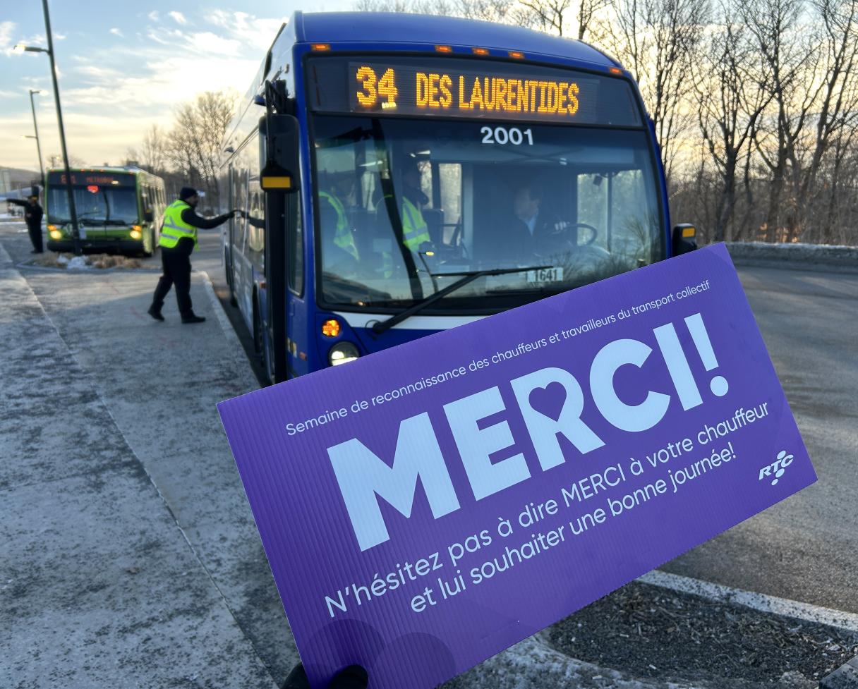 Affiche de remerciement devant un autobus standard bleu