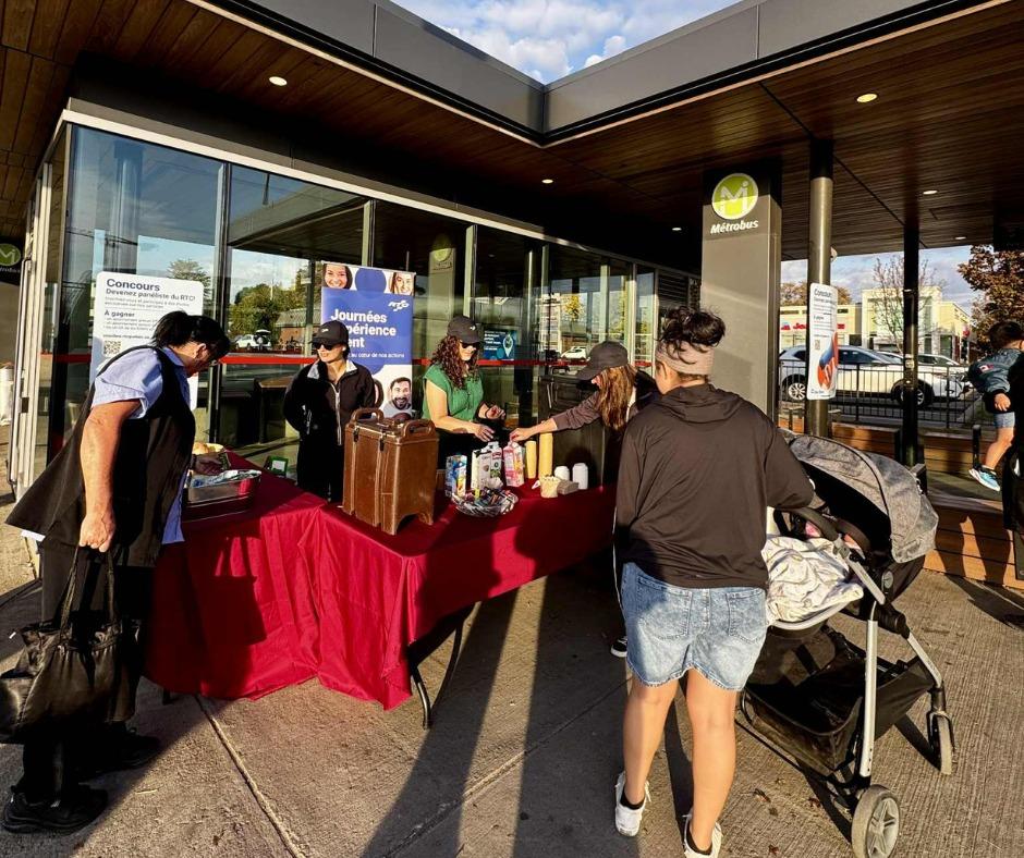 Des employés du RTC remettent du café à des clients à un kiosque. 